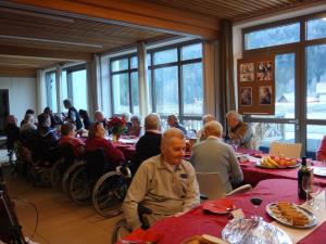 NOVOLETNO OBDAROVANJE STAREJŠIH IN OTROK 1